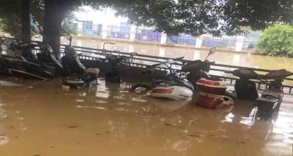 电动车能淋雨吗？电动车停在雨里没事吧-